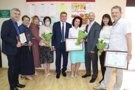 В преддверии Дня медицинского работника Сергей Морозов наградил лучших представителей отрасли