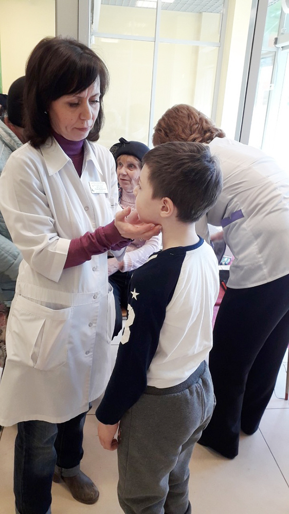 Врачи Ульяновской областной детской клинической больницы проверили здоровье детей в торговом центре