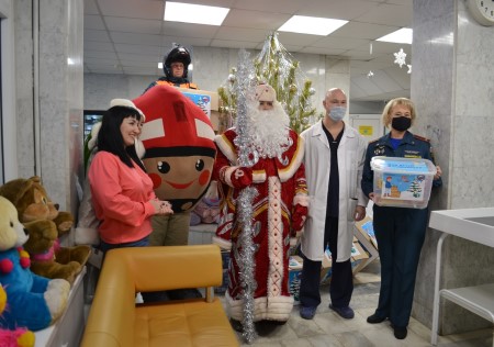 «Клуб добряков» и пожарные поздравили пациентов областной детской больницы с наступающим Новым годом