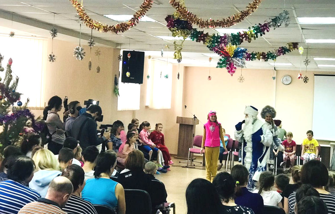 Аниматоры, веселые клоуны, Деды Морозы-альпинисты подарили юным пациентам Ульяновской областной детской клинической больницы новогоднее настроение