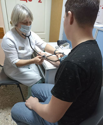 Специалисты Ульяновской областной детской больницы провели скрининговый осмотр учащихся Инзенской средней школы № 4