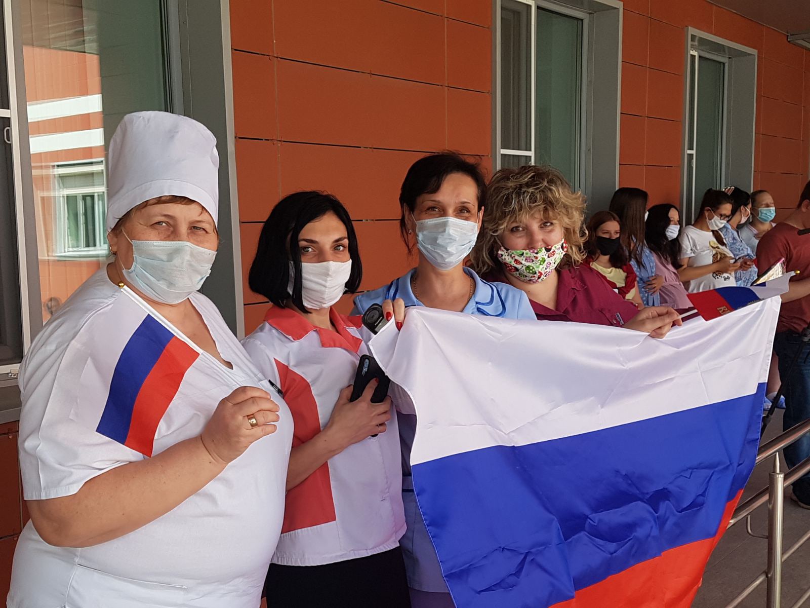 Пациенток Перинатального центра «Мама» поздравили с Днем России
